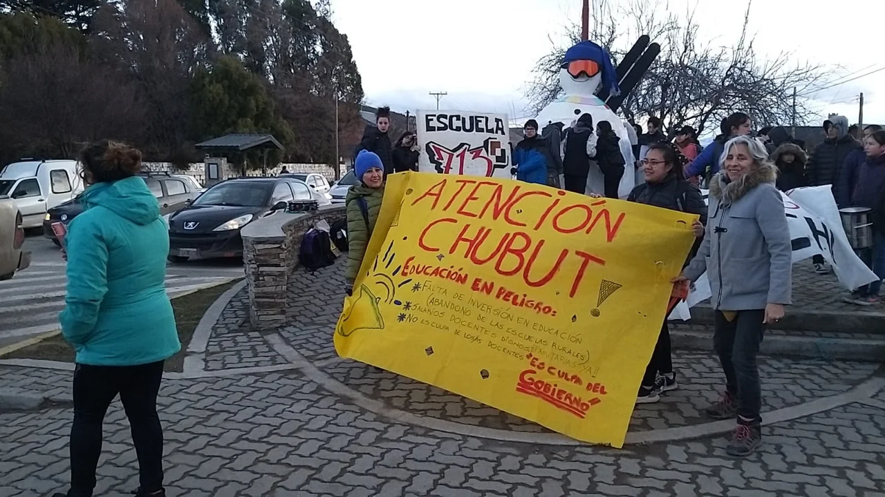 Estudiantes de Esquel no bajan los brazos y marchan por el estado de las escuelas