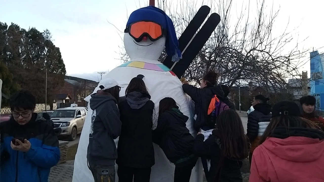 Estudiantes de Esquel no bajan los brazos y marchan por el estado de las escuelas