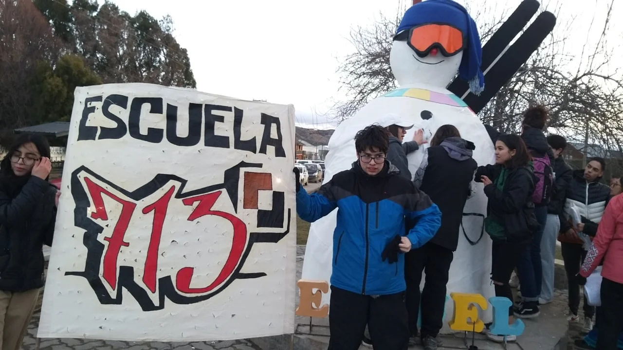 Estudiantes de Esquel no bajan los brazos y marchan por el estado de las escuelas