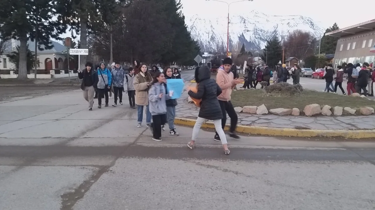 Estudiantes de Esquel no bajan los brazos y marchan por el estado de las escuelas