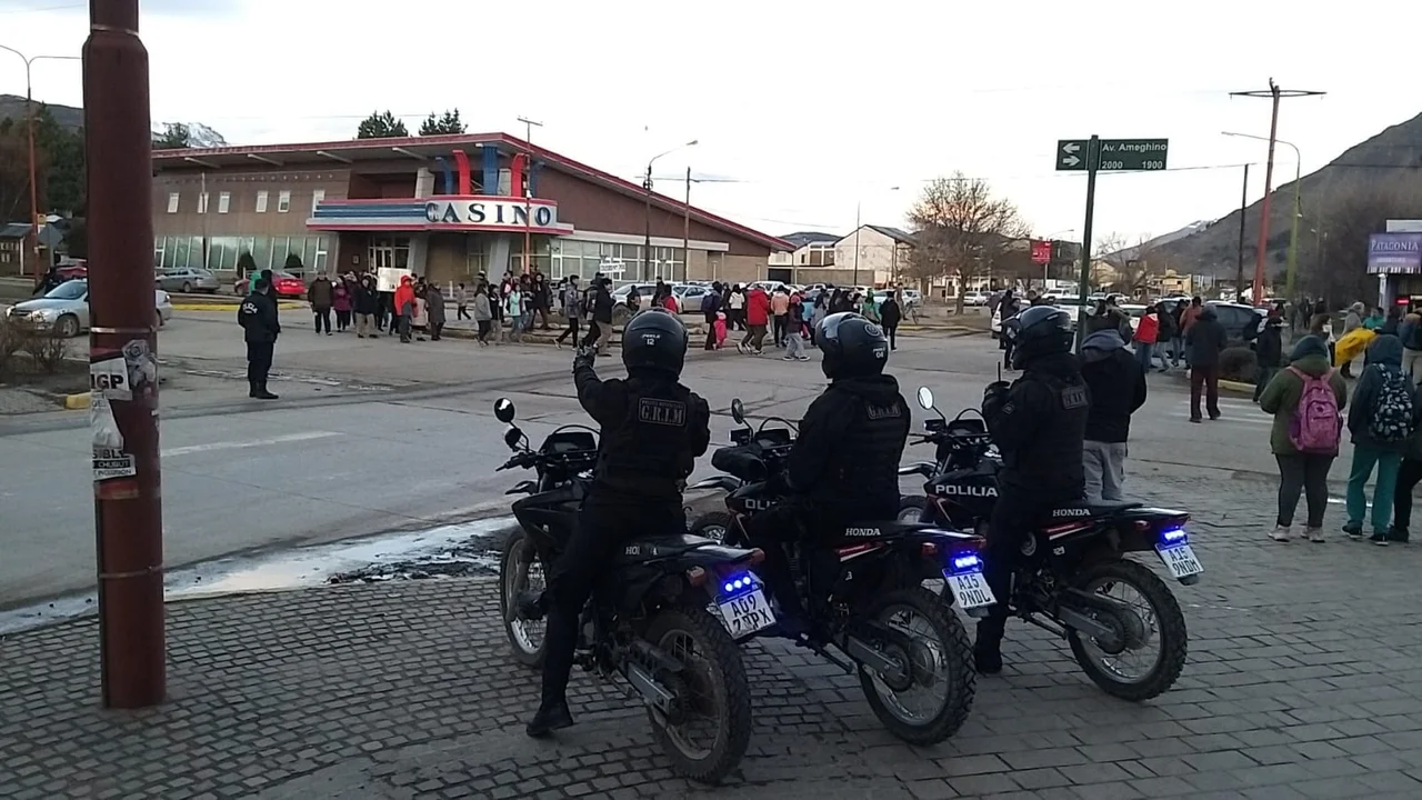 Estudiantes de Esquel no bajan los brazos y marchan por el estado de las escuelas
