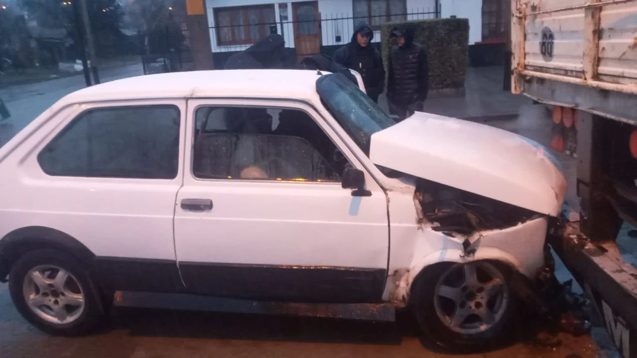 Pasado de copas, terminó chocando un acoplado