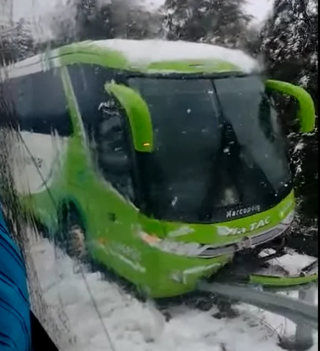 Un colectivo despistó en Ruta 40 a la altura de Lago Gutiérrez