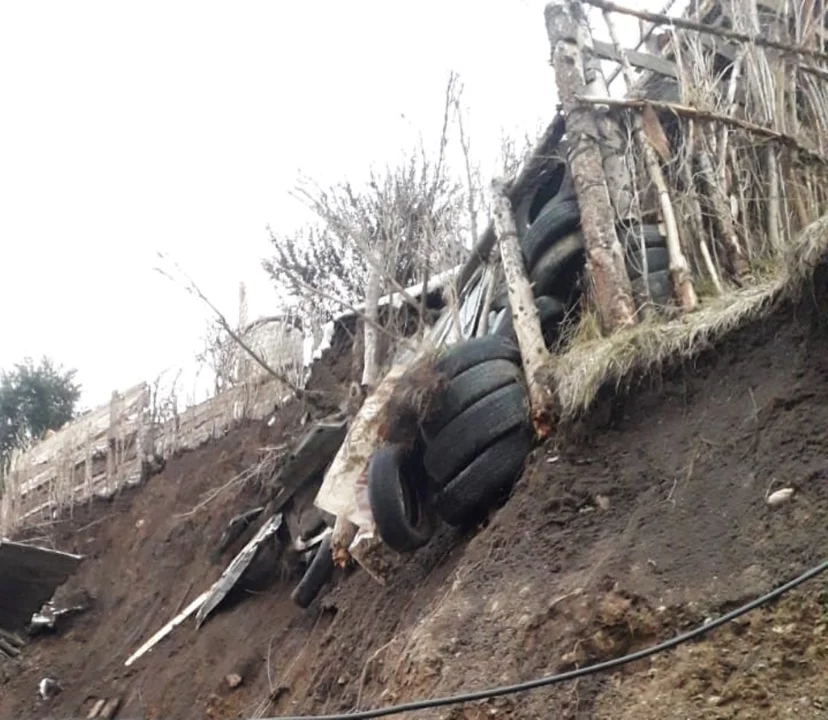 Esquel: Se desmoronó parte del terreno en una vivienda del B° Bella Vista