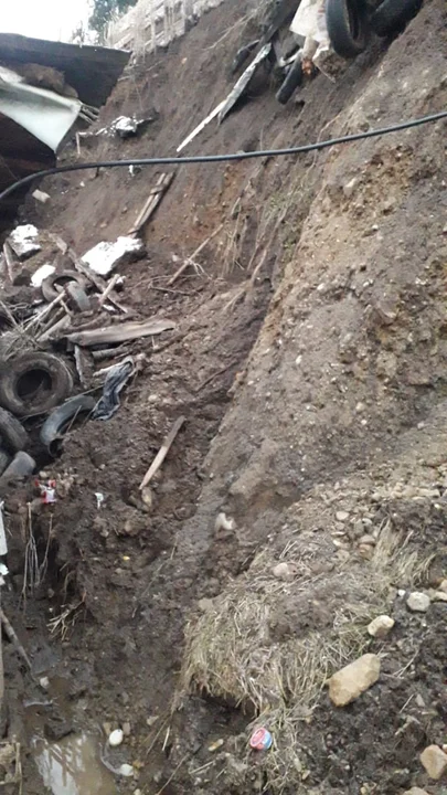 Esquel: Se desmoronó parte del terreno en una vivienda del B° Bella Vista