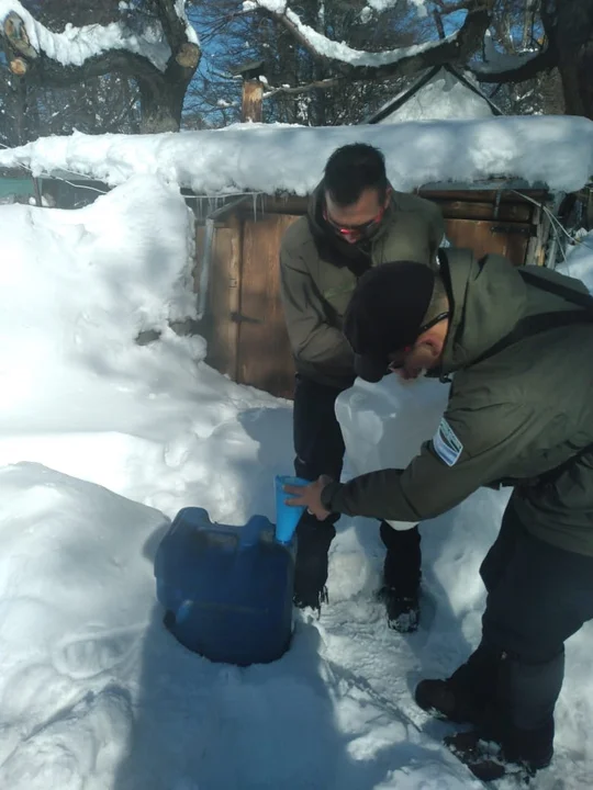 Asistieron a vecinos de Alto Río Percy aislados por el temporal de nieve