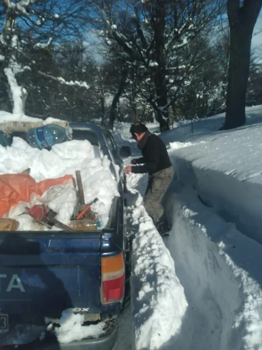 Asistieron a vecinos de Alto Río Percy aislados por el temporal de nieve