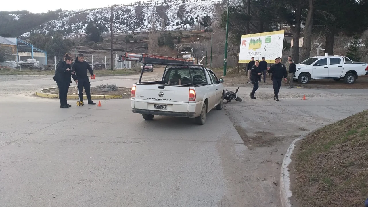 Fuerte choque entre una camioneta y una moto dejó a un joven con lesiones graves