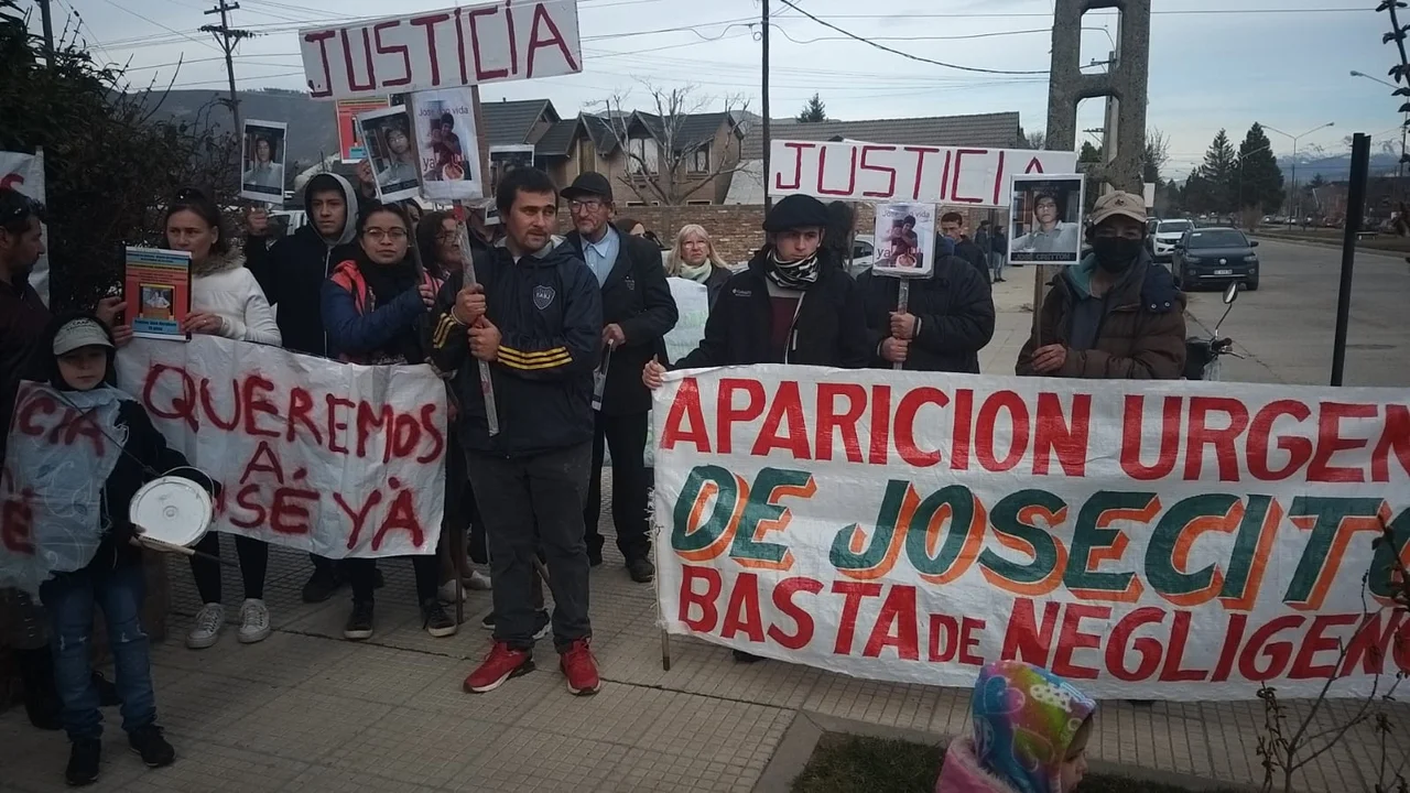 Familiares de Crettón se manifestaron en Tribunales: "hay pruebas y la justicia no actúa" 
