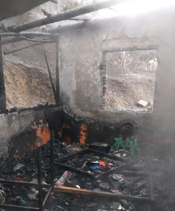 Quisieron prender una estufa de leña y se les incendió la casa