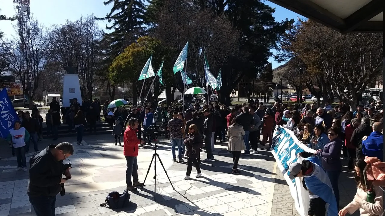 Esquel se manifestó en las calles en rechazo al atentado contra Cristina Fernández