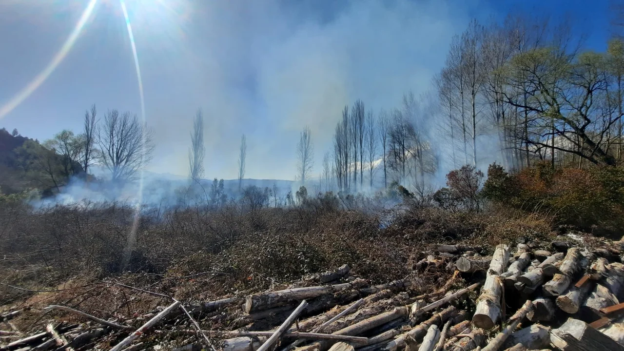 El Hoyo: Una quema descontrolada provocó un incendio de pastizales