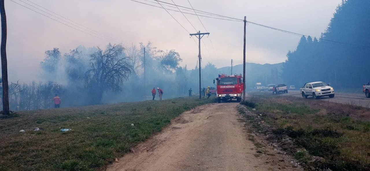Incendio en la Comarca: Por las fuertes ráfagas el fuego atravesó la ruta 40