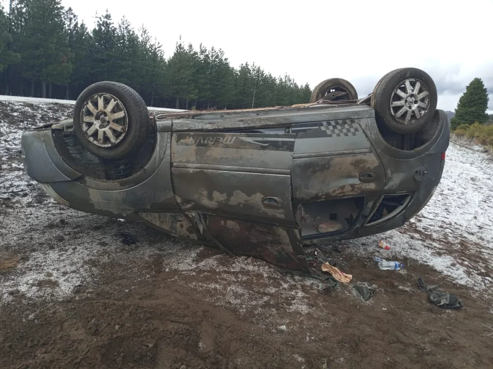 A causa del granizo en el camino, un auto despistó y volcó cerca de Epuyén