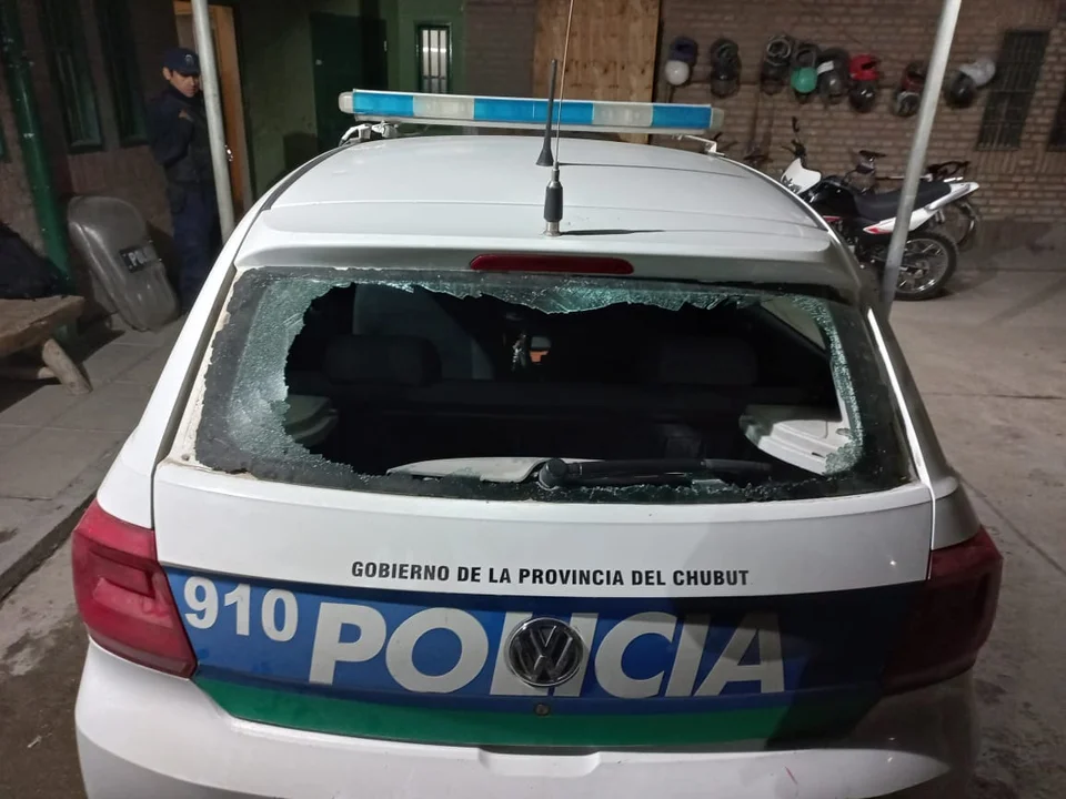 Se fugó tras chocar un auto, cuando lo aprendieron rompió la luneta del patrullero