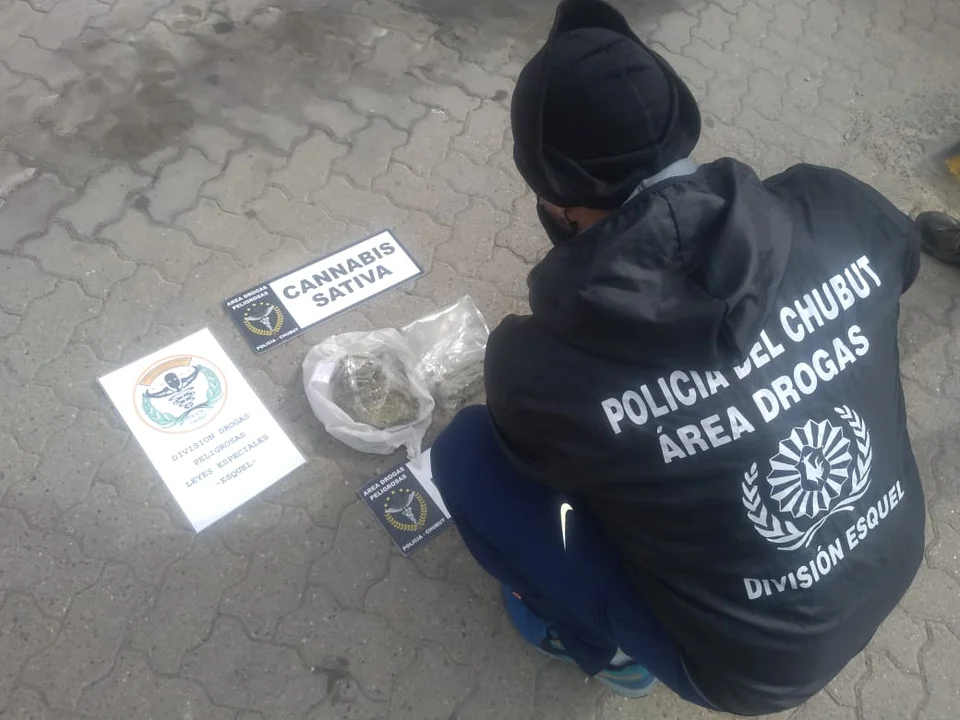 Policía en procedimiento por drogas