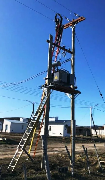 Trabajan en la ampliación de la red eléctrica en Tecka
