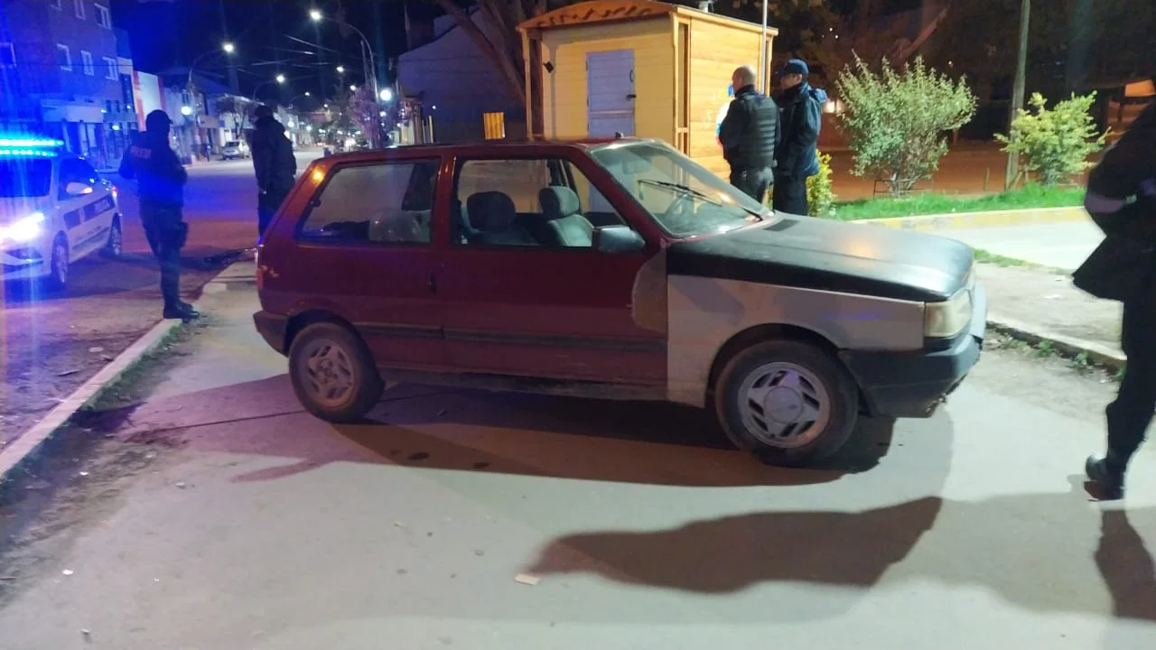 Conducía ebrio, se accidentó y quiso pelear con la policía