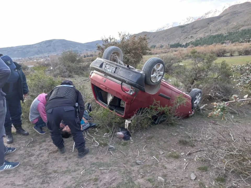 Un empleado policial perdió el control del auto, volcó y terminó en una chacra