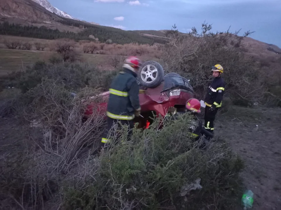 Un empleado policial perdió el control del auto, volcó y terminó en una chacra