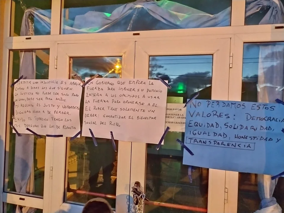 Trevelin: Un trabajador municipal se encadenó en la puerta del Concejo