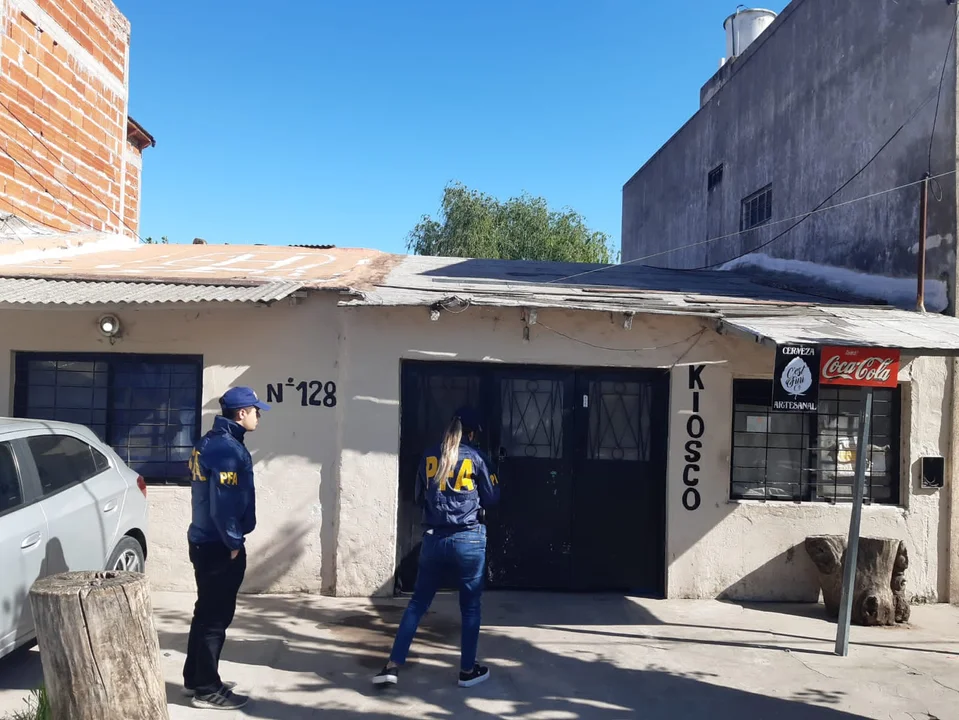 Allanamientos en penales y viviendas de Buenos Aires por estafas virtuales en Esquel y Lago Puelo