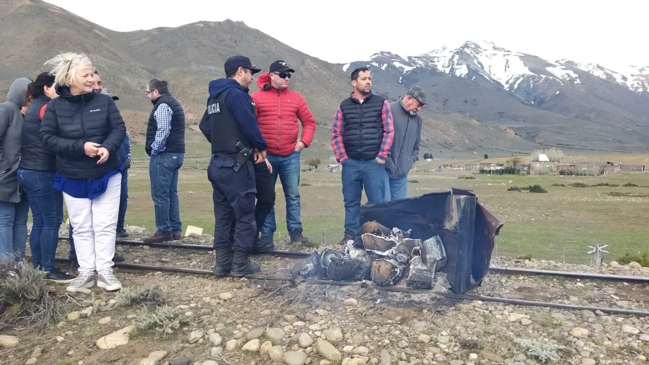 La salida de La Trochita tuvo alteraciones: obstruyeron la vía y condicionaron el descenso en Nahuelpan