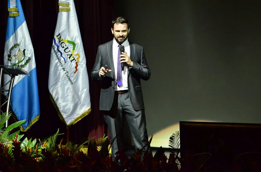 Peralta expuso el “caso Trevelin” en un Encuentro Empresarial Turístico en Guatemala