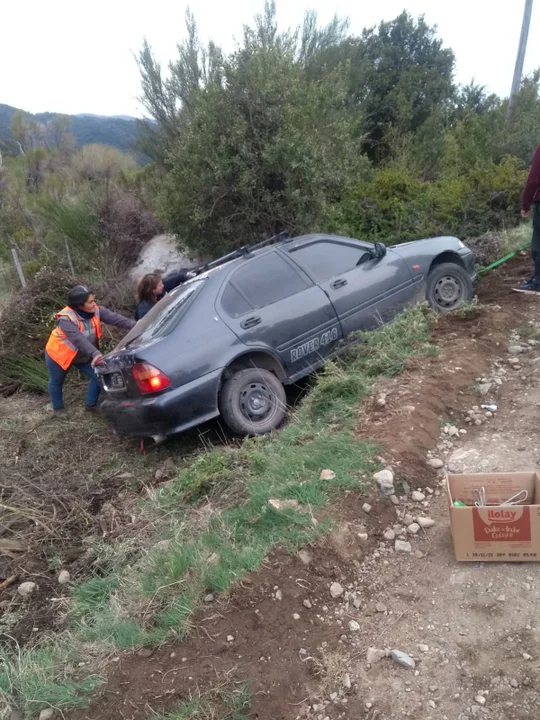 Un auto despistó y terminó afuera de la ruta