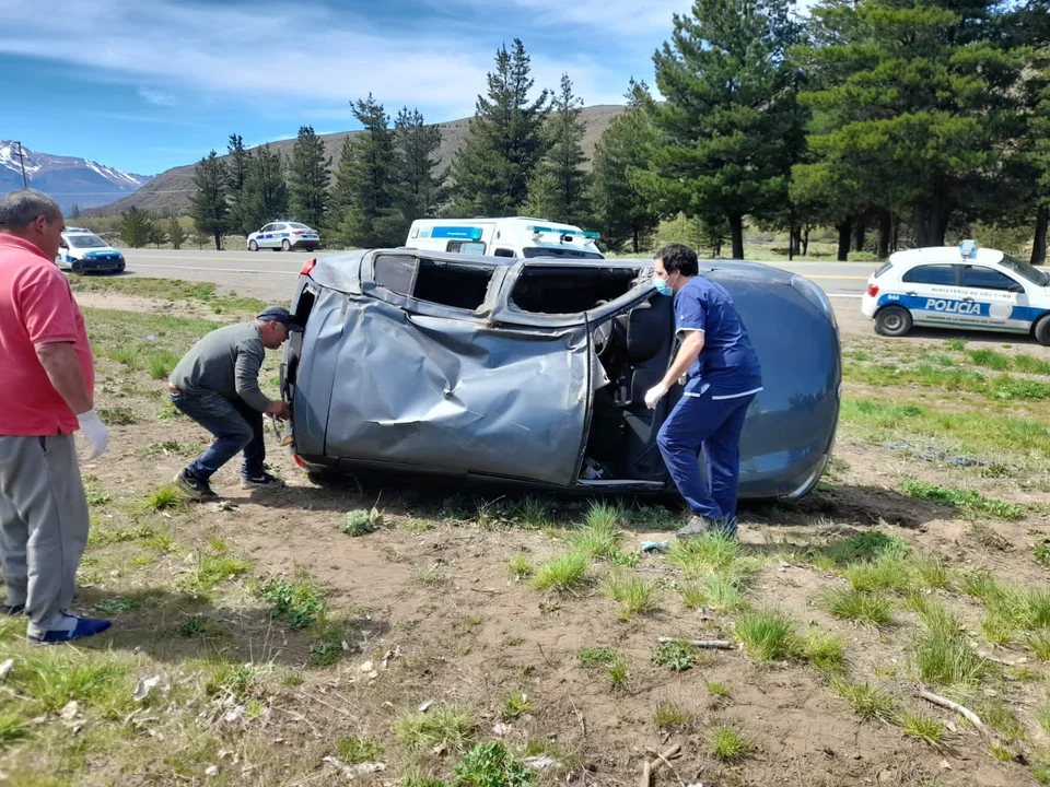 Grave accidente entre Esquel y Trevelin: la conductora quedó atrapada en el rodado