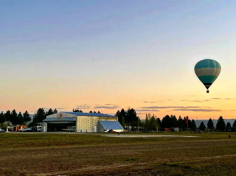 Comenzaron los vuelos en globo sobre el campo de tulipanes