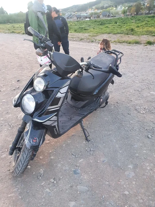 Perdió el control de la moto, cayó y sufrió heridas en una pierna