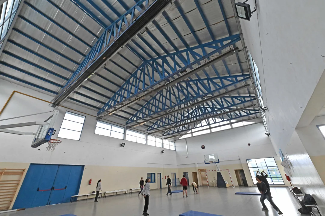 Refaccionan baños y adecúan la instalación eléctrica en la Escuela N° 705 de Trevelin