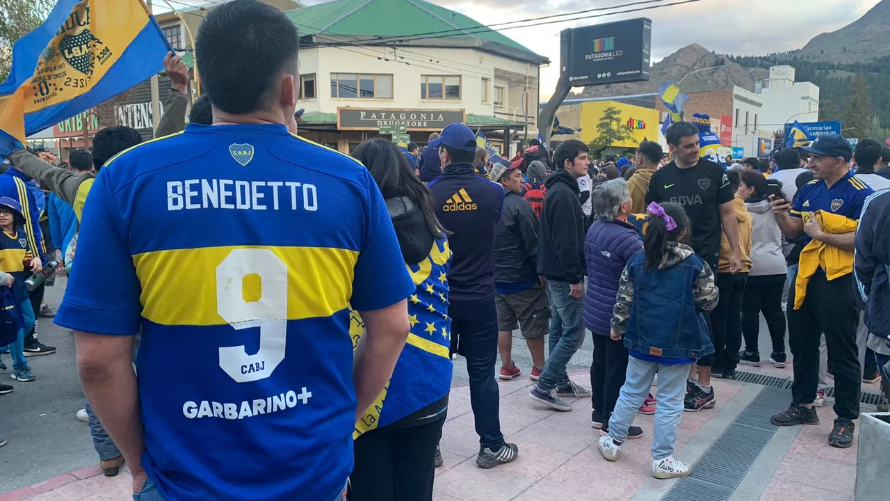 ¡Boca Campeón! Los hinchas festejaron en el centro de Esquel