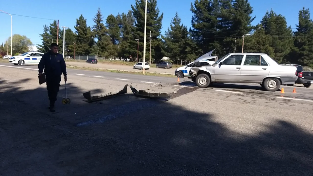 Fuerte choque entre un auto y una camioneta frente a Villa Ayelén