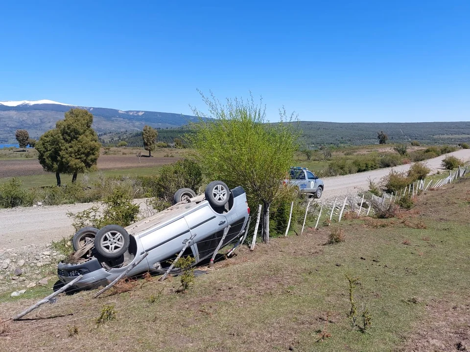 Un auto volcó en el camino entre Sierra Colorada y Lago Rosario