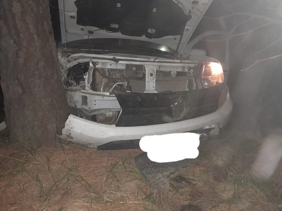 Se le reventó una cubierta y despistó cerca del cruce a Lago Rosario