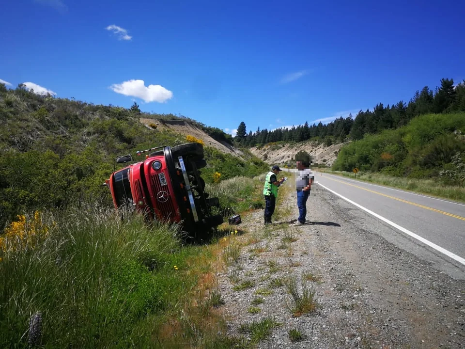 Un camión despistó y terminó volcando en la Ruta 40