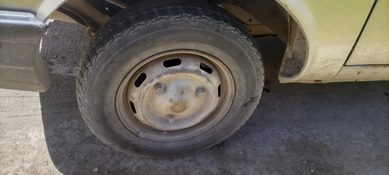 Dejó el auto estacionado y le robaron dos cubiertas