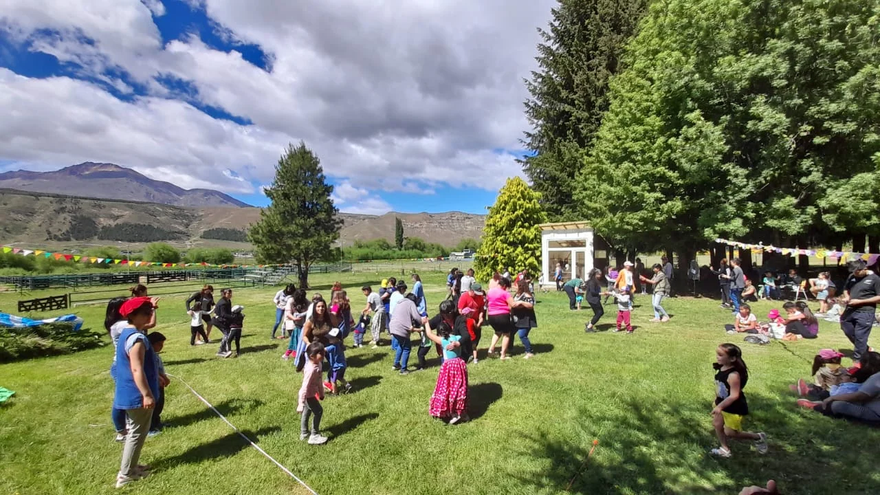 El Jardín 4401 festejó el día de la Tradición con juegos y danzas al aire libre