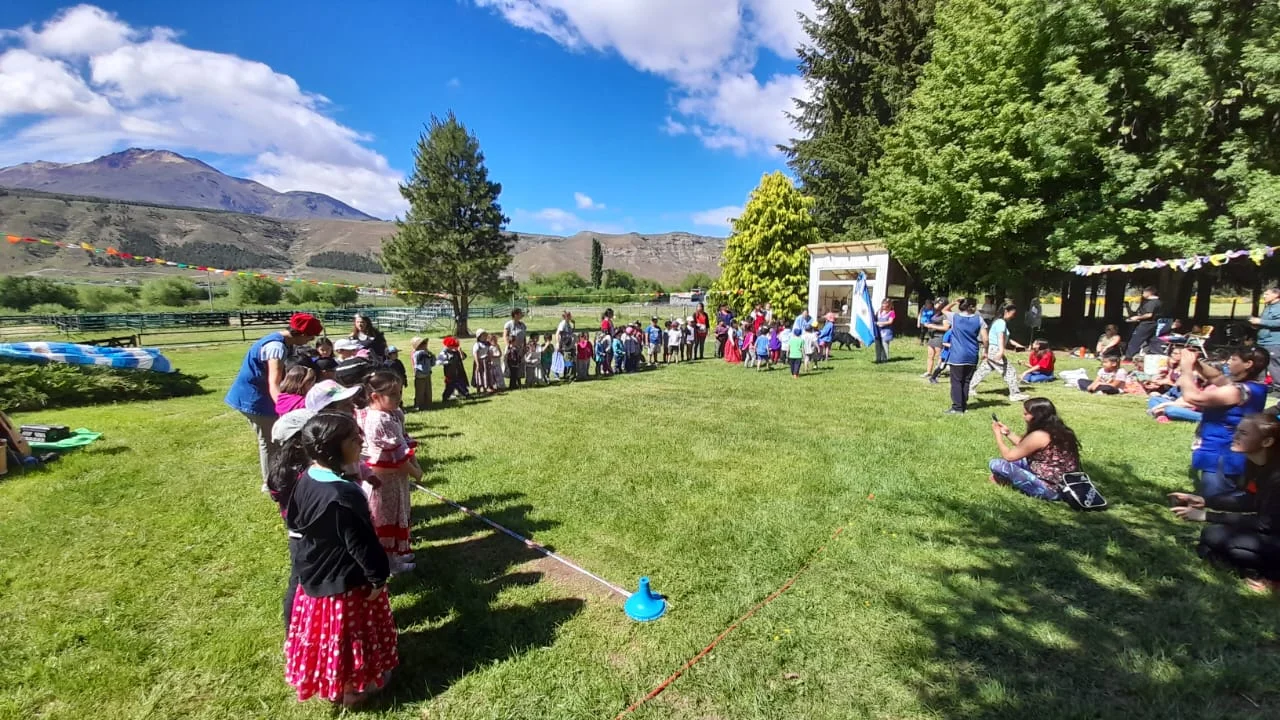 El Jardín 4401 festejó el día de la Tradición con juegos y danzas al aire libre