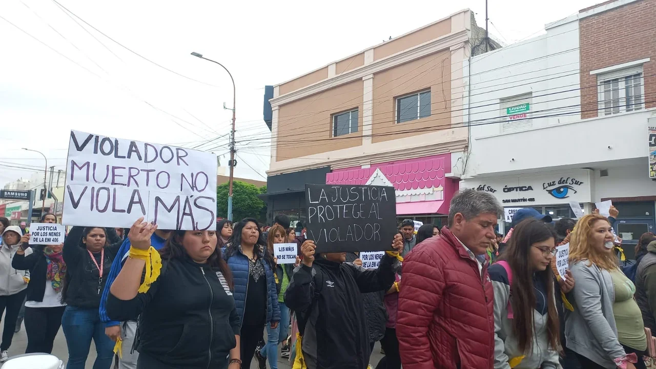 La comunidad del Jardín 406 salió a pedir justicia por las calles de Comodoro. Foto: ADNSUR