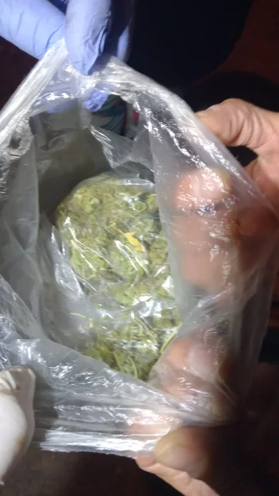 Chocó a la policía y se dio a la fuga: llevaba cocaína y marihuana en el auto