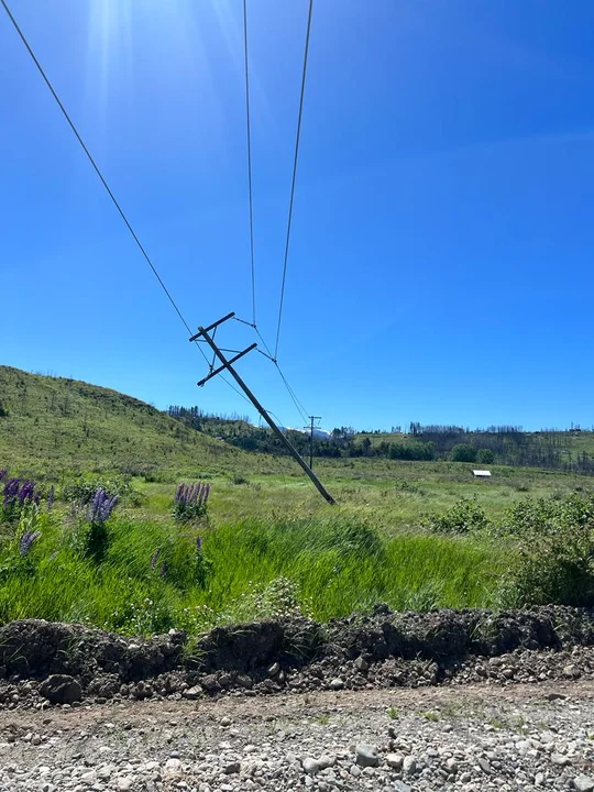 Un camión produjo un corte de energía en El Hoyo, Lago Puelo y un sector de El Bolsón