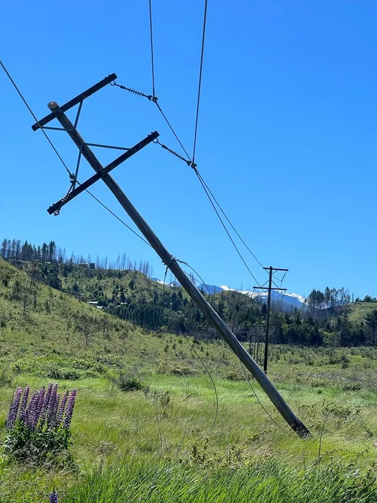 Un camión produjo un corte de energía en El Hoyo, Lago Puelo y un sector de El Bolsón