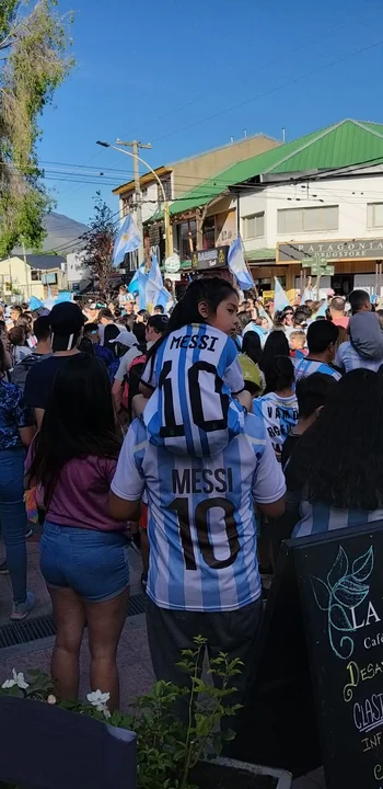 Esquel festeja el triunfo de la selección, alegría celeste y blanca