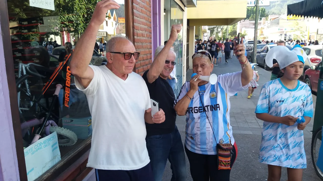 Esquel festeja el triunfo de la selección, alegría celeste y blanca