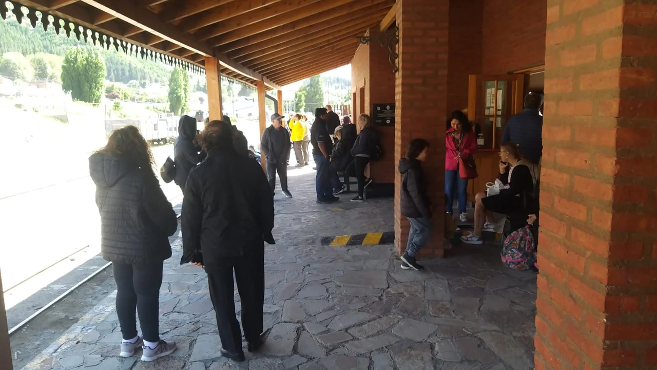 Por un reclamo salarial de maquinistas se demoró algunos minutos la salida de La Trochita