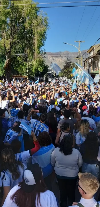 Multitudinario festejo en Esquel por la clasificación de Argentina a octavos de final