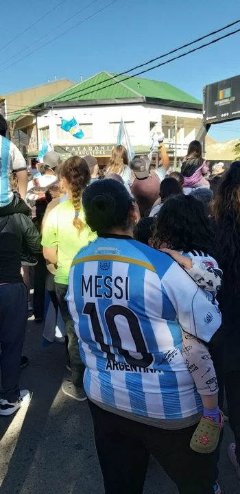 Multitudinario festejo en Esquel por la clasificación de Argentina a octavos de final